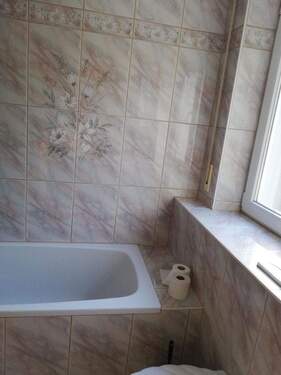 Bad mit Badewanne im UG - 