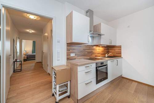 Küchenzeile mit Blick in den Flur - 