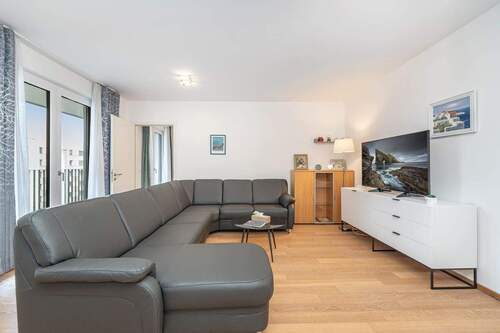 Wohnzimmer mit Blick zum Westbalkon - 