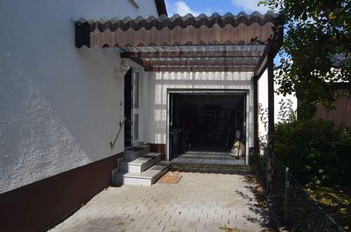 Garage und Hauseingang - 