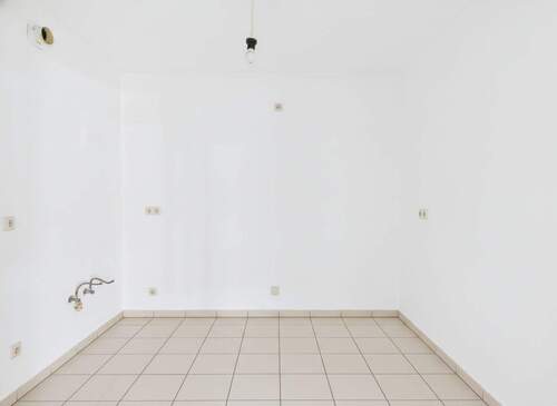 Renovierungsbeispiel Küche (Boden erneuert, Fliesenspiegel entfernt) - 