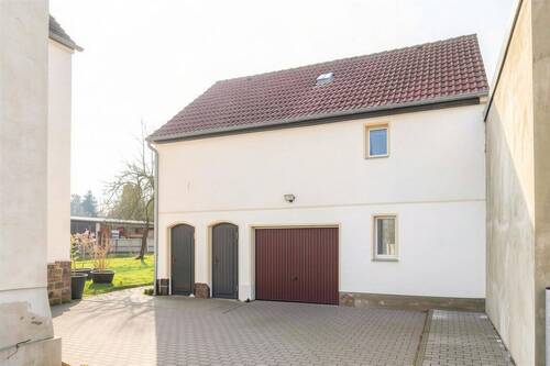 Nebengelass mit Garage - 