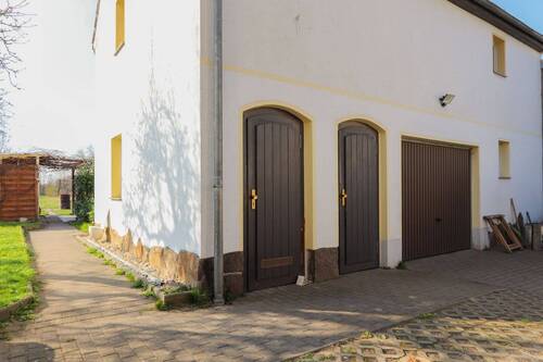 Nebengelass mit Garage - 