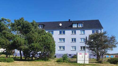 Außenansicht Straßenseite. - frisch sanierte 4-Zimmer-Wohnung, Stellplätze, Trockenboden f. Wäsche, Keller, Waschmaschinenraum im Keller