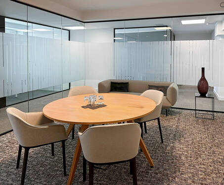 Besprechungsräume 1.jpg - All-inclusive-Zugang zu professionellen Büroräumen für 4 Personen 20 sqm in Regus Bismarckstraße