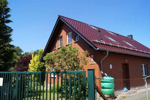 Hausansicht mit Eingang - 3 Zimmer Einfamilienhaus zum Kaufen in Rauen