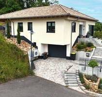Neuwertiger Design-Bungalow mit Weitblick - Energieklasse A & Wohnen auf einer Ebene - Staudernheim