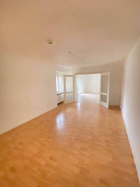 Wohnen - Renovierte 3 ZKB mit Balkon in Stadennähe