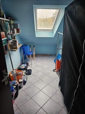 DG: kleines Zimmer z.B. Büro - 