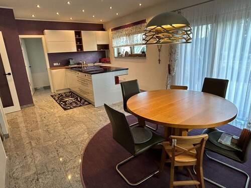 Essen mit Blick zur Küche - 