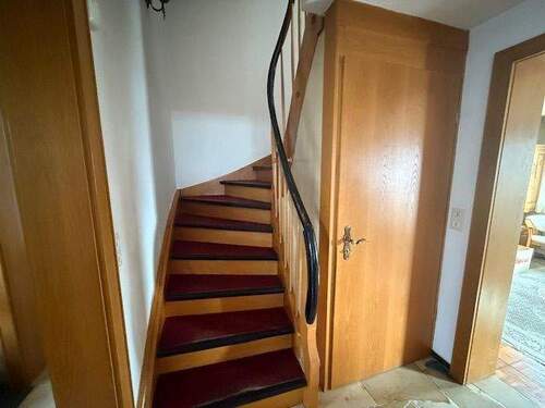 Flur mit Treppenauf- und -abgang - 