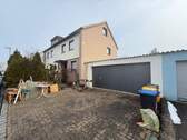 Hausvorderansicht mit Garage - 