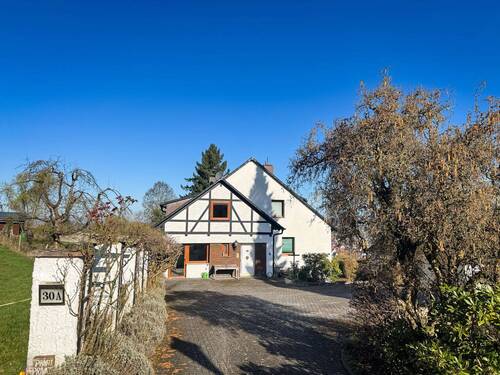Außenansicht - Mehrfamilienhaus, Wohnhaus mit 248,00 m&sup2; in Kaufungen zum Kaufen