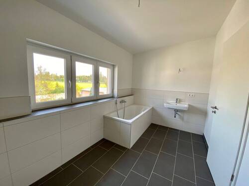 Badezimmer mit Dusche und Wanne - 