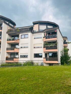 Außenansicht Front - Sanierte 3 Zimmer Wohnung mit zwei Balkonen und zwei Stellplätzen!