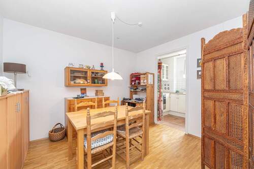 Wohnzimmer - 2 Zimmer Etagenwohnung in München