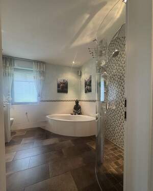 Badezimmer mit Badewanne und Dusche OG - 