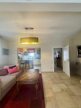 Eingangsbereich und Küchenansicht von Wohnzimmer - Doppelhaushälfte mit 158,00 m² in Kümmersbruck zum Kaufen