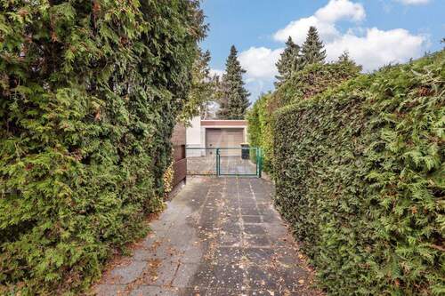 Zufahrt - 4 Zimmer Bungalow zum Kaufen in Britz Berlin-Bezirk Neukölln