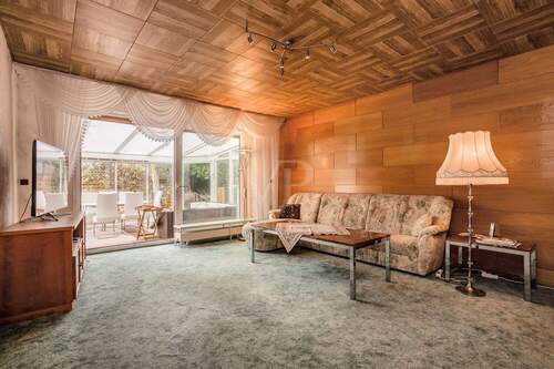 Wohnzimmer mit Zugang zum Wintergarten - 