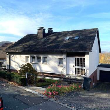 Hausansicht - Zweifamilienhaus mit Potenzial und Panorama