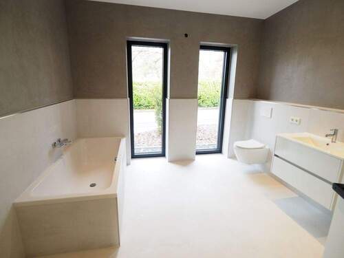 Badezimmer mit Dusche und Wanne - 