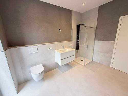 Badezimmer mit Dusche und Wanne - 