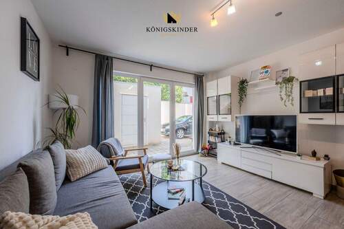 Einladendes Wohnzimmer der Einliegerwohnung – perfekt für Unabhängigkeit und entspanntes Wohnen auf rund 60 m². - 