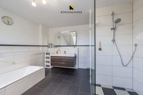 Ein Bad, das sowohl zum Entspannen als auch zum Genießen einlädt. - 