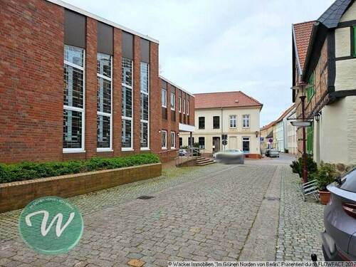 seitlicher Blick auf das Gebäude - Einfamilienhaus mit 332,00 m&sup2; in Parchim zum Kaufen