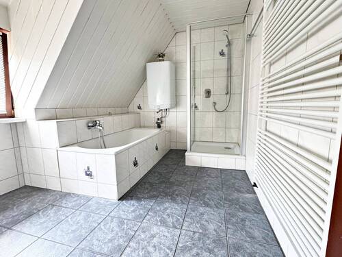 Badezimmer mit Badewanne - 