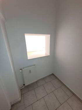 Blick Durchreiche Küche in das WZ - 
