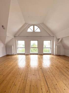 Zimmer - BEZUGSFREI: 3-Zimmer-Dachgeschosswohnung mit Terrasse, Fahrstuhl - über den Dächern Wilmersdorfs!