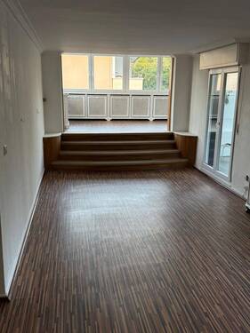 Lichtdurchfluteter Wohnbereich mit eleganter Ebenengestaltung und Balkonzugang - Moderne Raumarchitektur mit Wohlfühlfaktor! - 