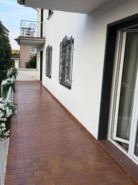 Großzügiger Designerbalkon mit hochwertiger Klinkerboden-Verlegung und dekorativen Kunstfenstern - Ihr privates Refugium mit Weitblick! - 