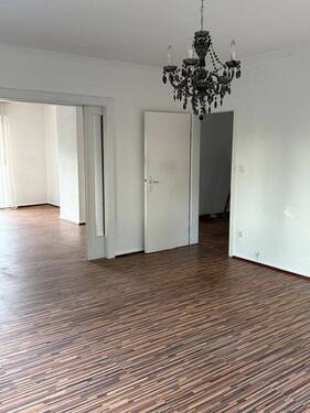 Eleganter Wohnraum mit stilvollem Laminatboden und glamouröser Kristallleuchte - Ihr neues Zuhause wartet! - 