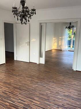 Lichtdurchfluteter Wohntraum mit elegantem Designerboden und stilvollem Kronleuchter - Ihr neues Zuhause wartet! - 