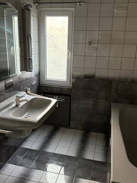 Lichtdurchflutetes Designbad mit praktischer Fensterfront und moderner Sanitärausstattung - 4 Zimmer Etagenwohnung zur Miete in Offenbach am Main