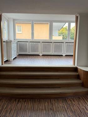 Elegante Panorama-Loggia mit integrierter Heizkörperverkleidung und stufenförmigem Zugang - Lichtdurchfluteter Wohnkomfort auf höchstem Niveau! - 