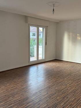 Lichtdurchflutetes Zimmer mit Balkonzugang - Moderne Wohnqualität auf höchstem Niveau! - 