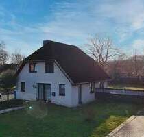 Wohnen im Grünen: Familienfreundliches Einfamilienhaus mit großer Terrasse in Cadenberge