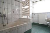 Tageslichtbad mit Wanne - 