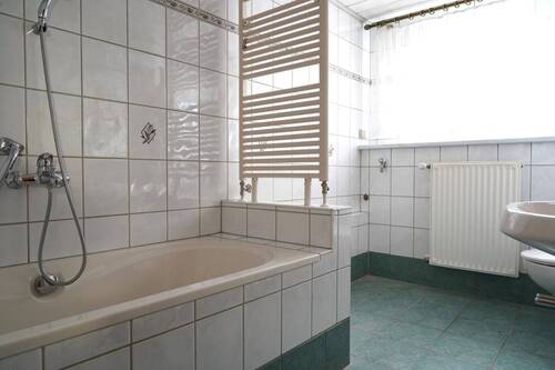 Tageslichtbad mit Wanne - 