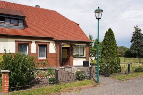 DHH mit Teilkeller u. Anbau - 5 Zimmer Mehrfamilienhaus, Wohnhaus in Biederitz
