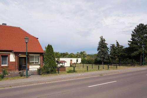 DHH, Nebengebäude u. Bauland - Mehrfamilienhaus, Wohnhaus mit 103,00 m² in Biederitz zum Kaufen
