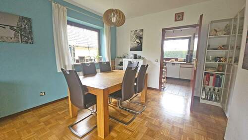 Esstisch zwischen Küche und Wohnzimmer.jpg - 4 Zimmer Einfamilienhaus in Ahrensburg