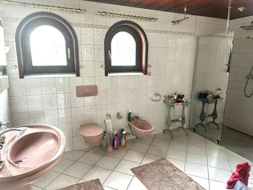 Badezimmer mit bodengleicher Dusche - 