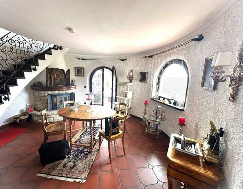 Essbereich mit Zugang zur überdachten Loggia - 