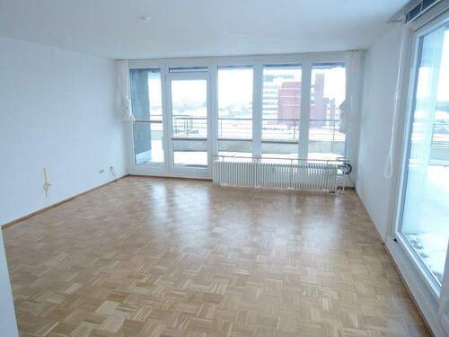 Wohn-//Esszimmer mit Ausgang Balkon - 