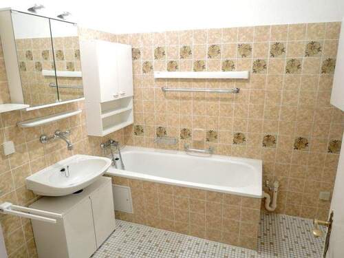 Das Badezimmer mit Badewanne - 